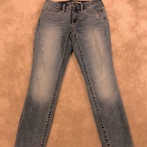 Universal Thread size 2 regular light colored distressed skinny jean